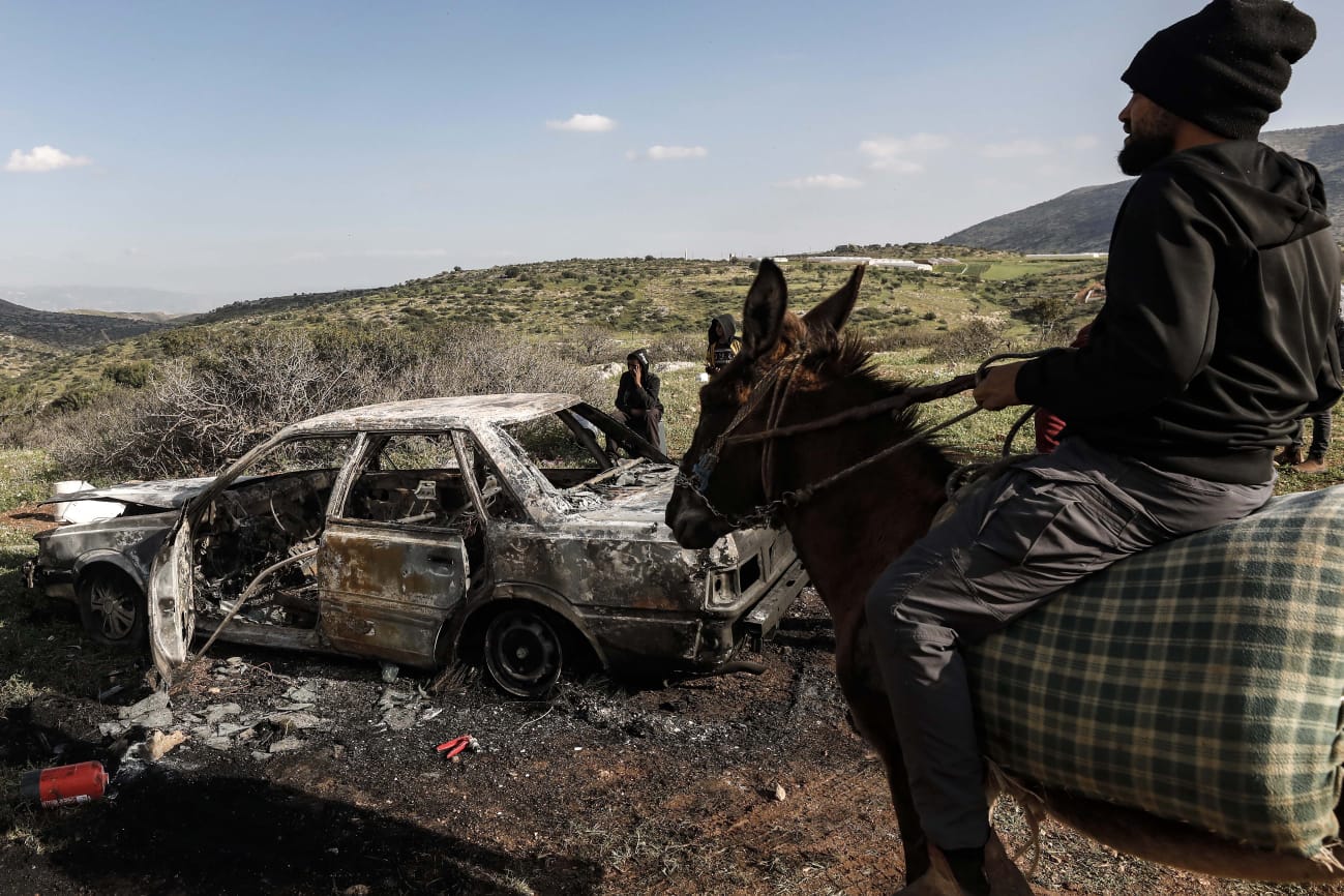 مواطنون يعاينون الأضرار التي لحقت بممتلكاتهم نتيجة هجوم للمستعمرين على منطقة "صافح تياسير" قرب قرية تياسير شرق طوباس (تصوير: محمد منصور/وفا)